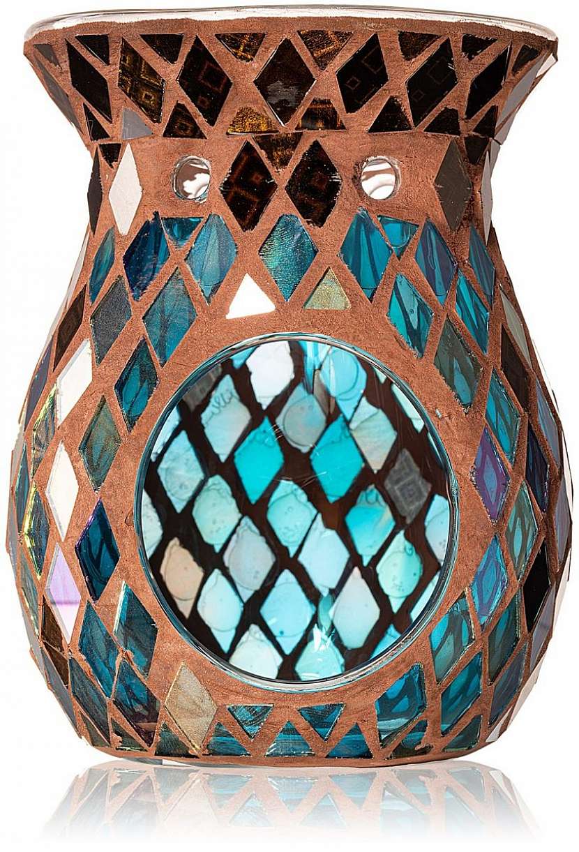 Aromatická lampa v orientálním designu Yankee Candle Autumn Mosaic se hodí do bytů ve stylu boho nebo botanic.