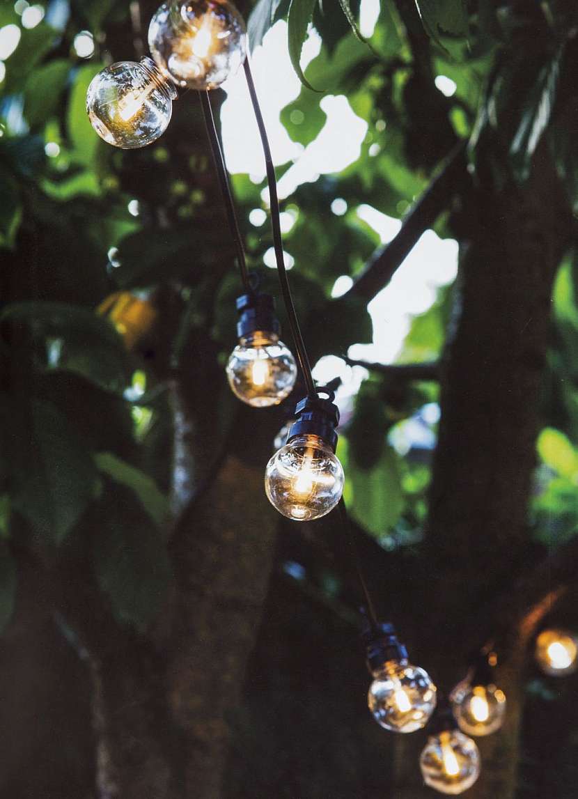 Outdoorové šňůry se žárovkami připomínají atmosféru 60. let.