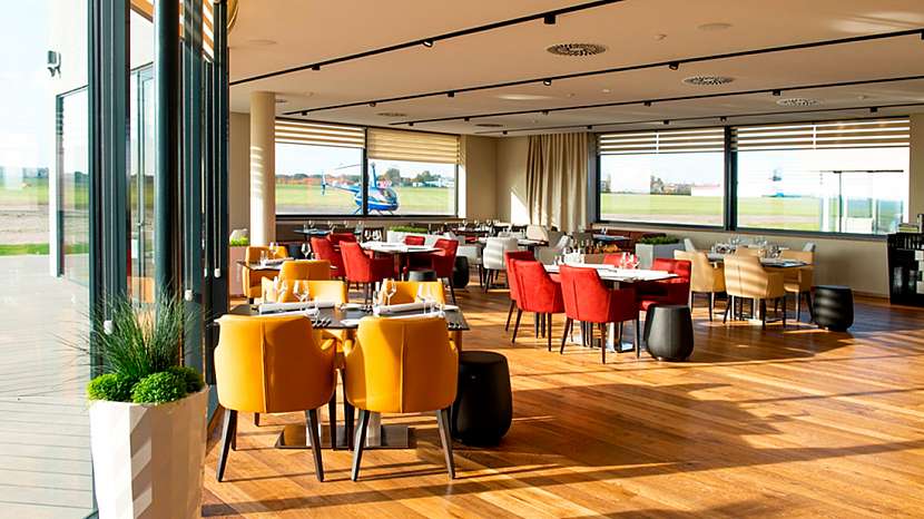 Unikátní koncept malého hotelu a restaurace na soukromém letišti v Mladé Boleslavi vychází z dlouholetých zkušeností šéfkuchaře a spolumajitele v jedné osobě, Miroslava Grusze, které získal v nejlepších hotelových restauracích v Praze a Evropě.