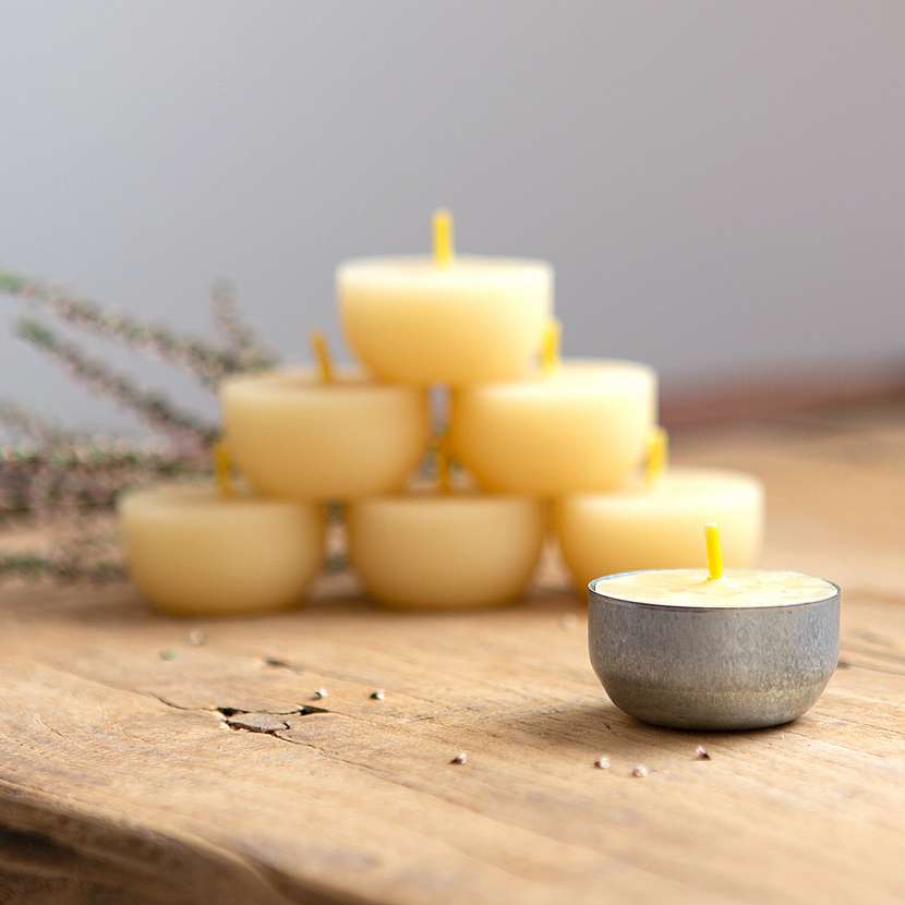 Do aromalampy se používají čajové svíčky.
