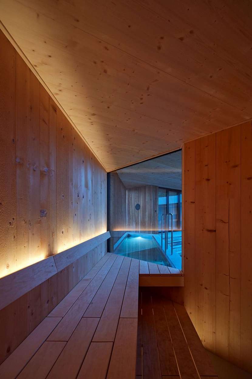 Pohled za sauny na ochlazovací bazén.