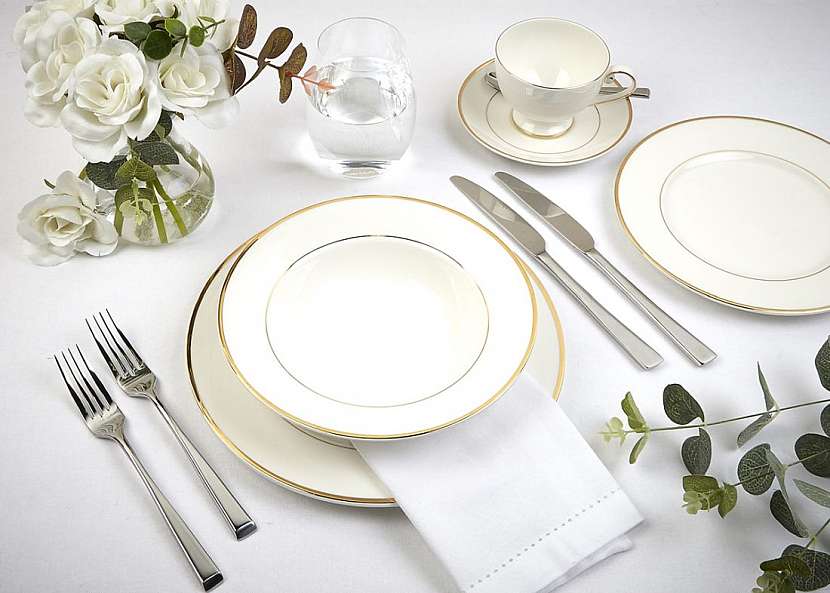 Bílé nádobí zdobené zlatým proužkem působí velmi jemně a slavnostně.