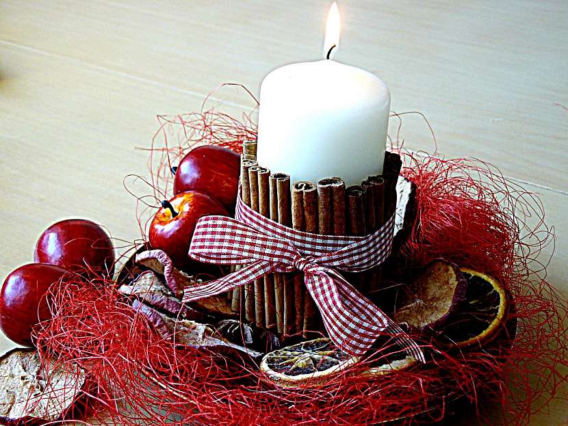 Provoňte svůj byt vanilkou a skořicí: Vyrobte si vánoční svícen