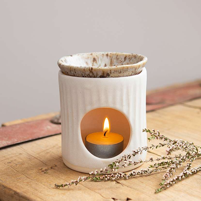Teplo z hořící svíčky uvolňuje vůni éterického oleje.