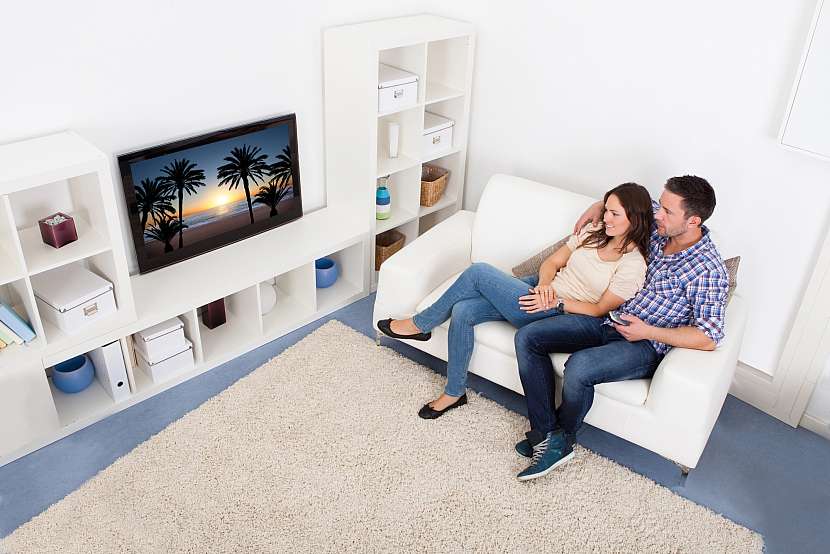 Televize v obýváku by měla viset na tom správném místě, protože jen tak si její sledování skutečně užijete (Zdroj: Depositphotos (https://cz.depositphotos.com))
 