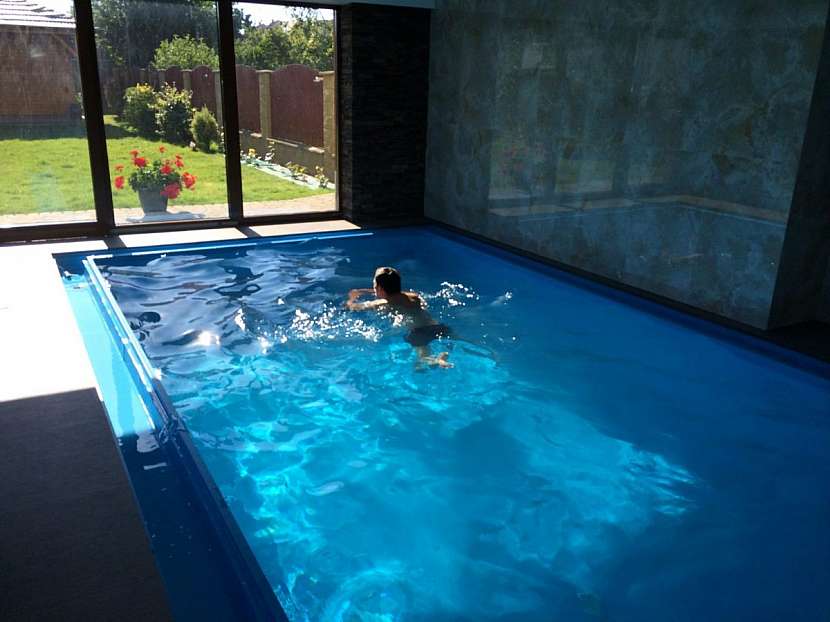 Bazén s přelivnou hranou není jen výsadou drahých wellness center, můžete ho mít i doma.