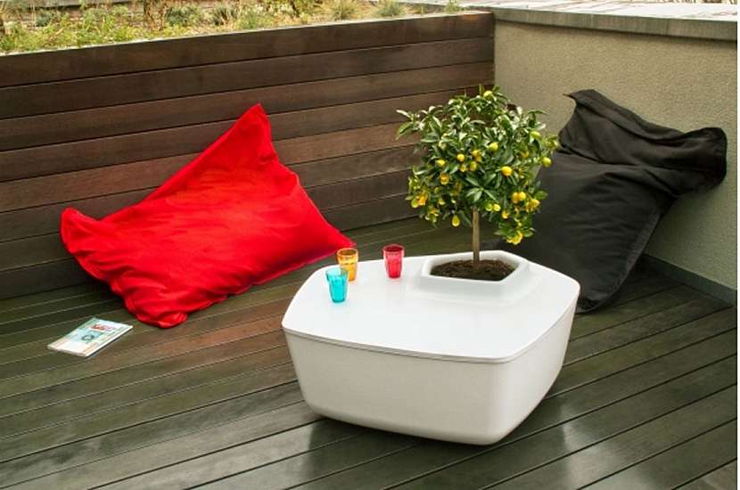 Sezení, stolek i květináč v úsporném provedení vhodném i na ten nejmenší balkon.
