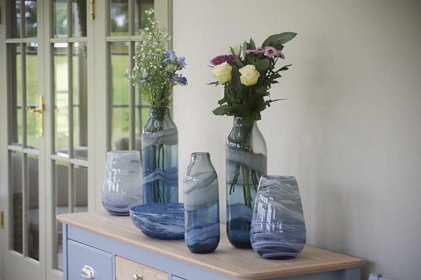 Zajímavou dekorací jsou vázy z barevného skla.