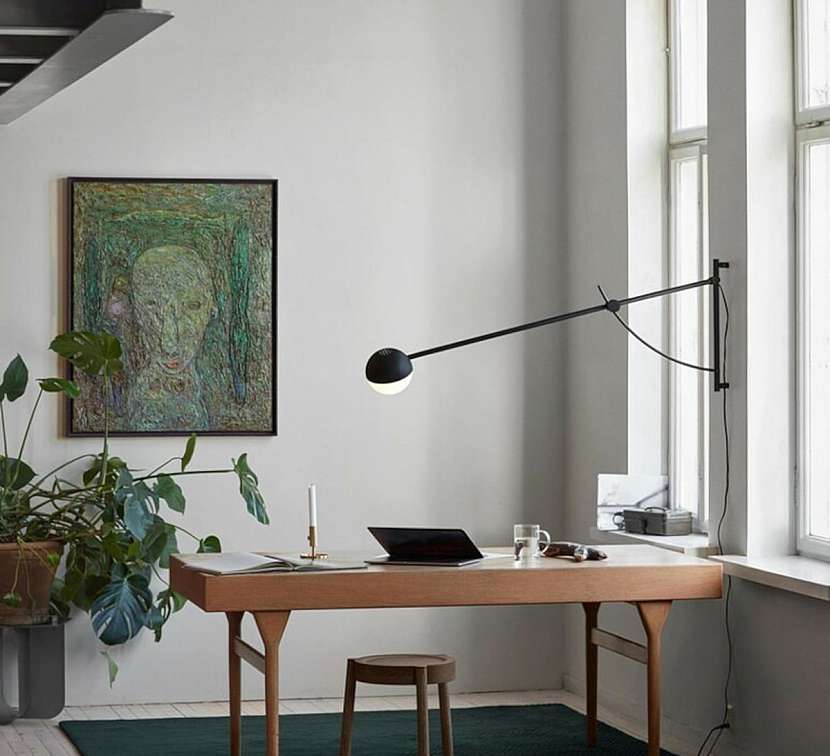 Například nad pracovním stolem umístěném v obývacím pokoji můžete zvolit bodové studené světlo pro práci.