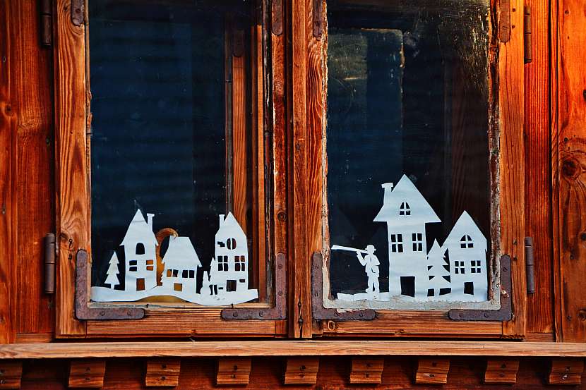 Jako vánoční dekorace oken jsou oblíbené i domečky a vesničky
