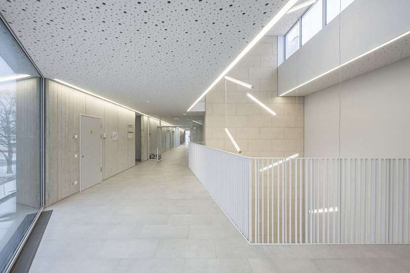 Široké prostory chodby a schodiště vytvářejí prostor pro další činnosti žáků.