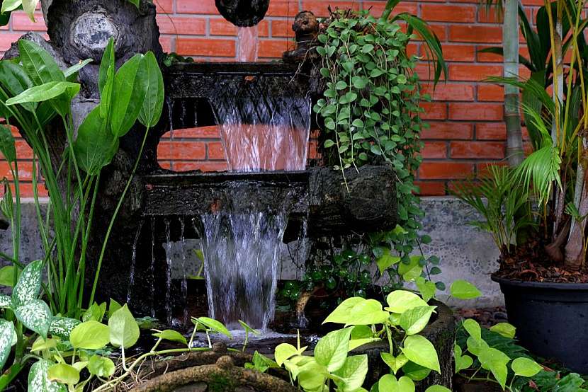 Vodopád na zahradě ochladí vzduch a pohladí duši. Jak na něj?