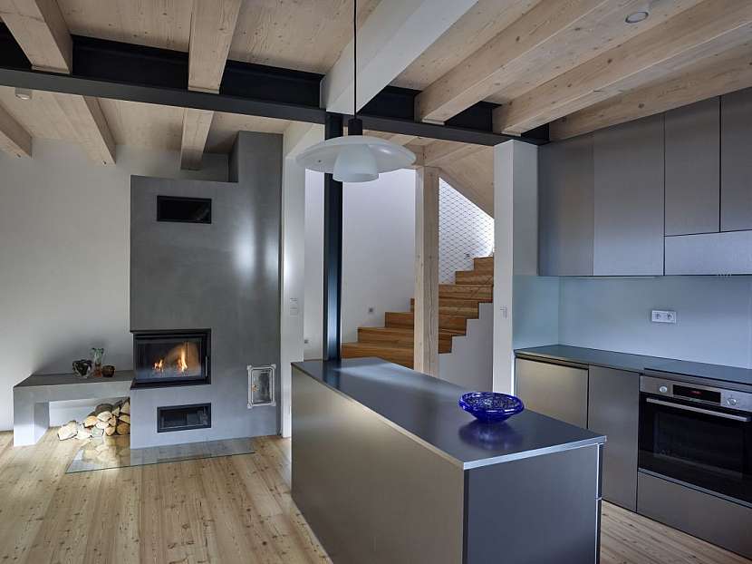 Kuchyně a obytný prostor jsou propojeny, jak velí moderní požadavky.