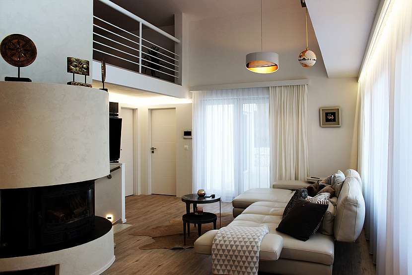 Obývací pokoj je zařízen minimalisticky, ale s důrazem na útulnost a pohodlnost.
