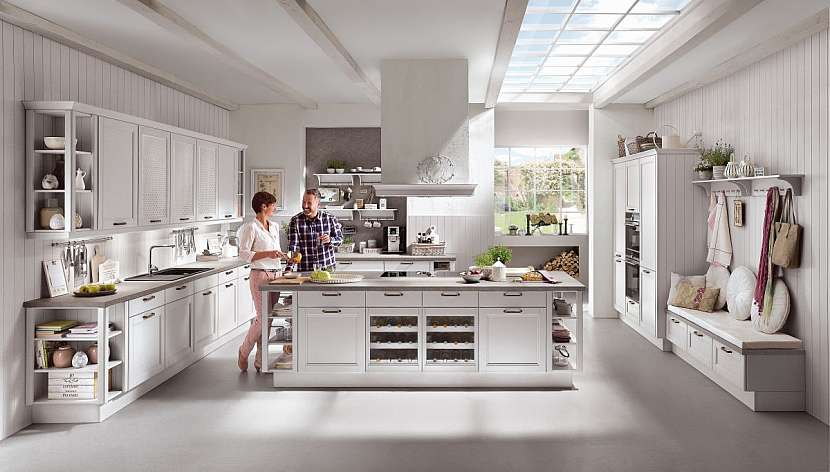 Kuchyň zdobí decentní prvky, designové výřezy, lze ji navíc doplnit o rustikální digestoř.