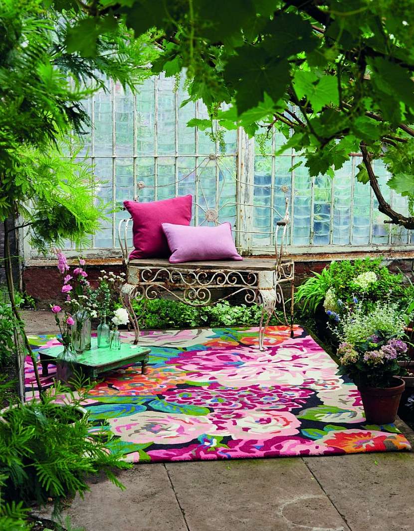 Stylový je také koberec s květinovým dekorem.