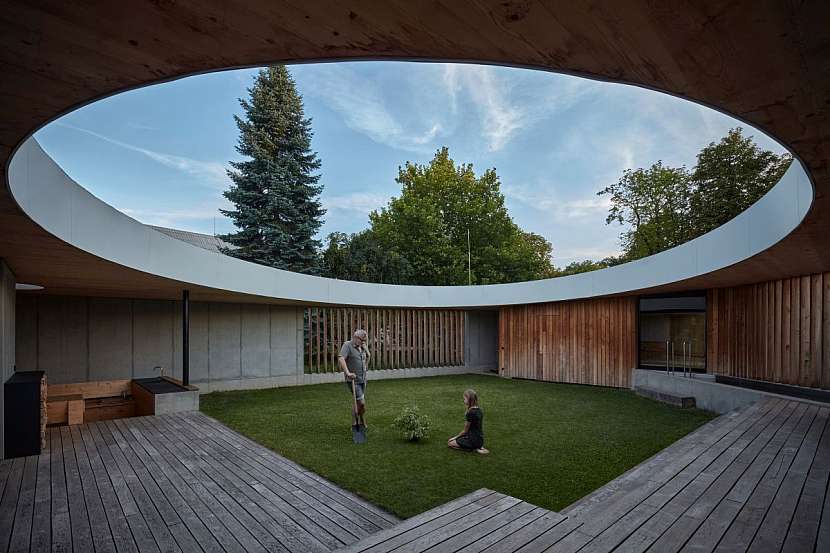 Naprosto nezvyklé řešení velkého domu na malém pozemku přináší koncept atriového domu, ve kterém hmota stavby obklopuje uzavřenou zahradu.