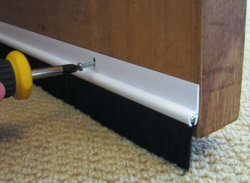 Utěsnění spodní hrany je možné provést použitím prahu a těsnící lištou s kartáčkem, která se připevňuje přímo na dveře samolepící páskou nebo malými vruty.