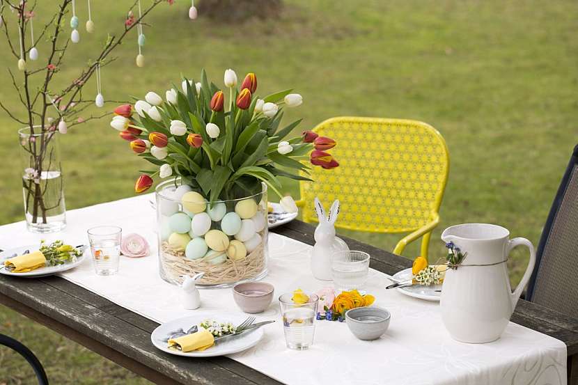 Pro toto období se na stůl dokonale hodí sedmikrásky, narcisky či tulipány v kombinaci s pomněnkami, ozdobnými peříčky a křepelčími vajíčky.
