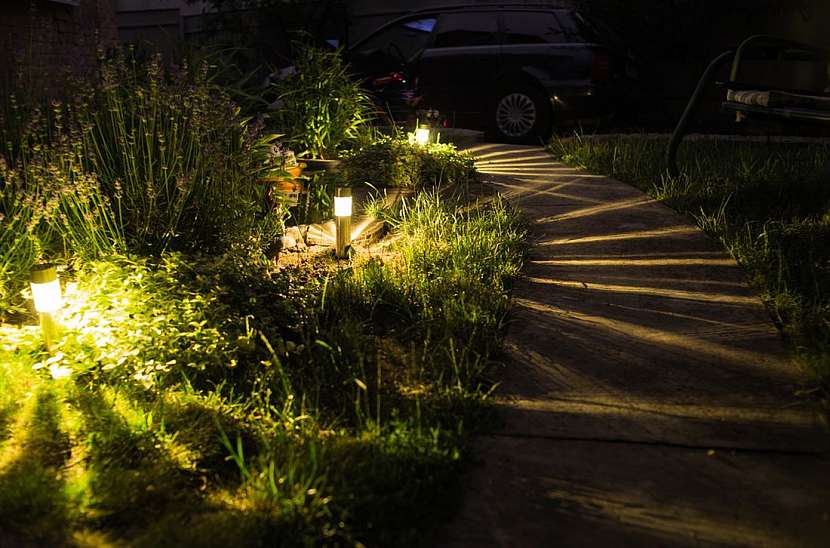 Venkovní osvětlení, které při správném použití dokáže vtisknout zahradě neopakovatelnou atmosféru.