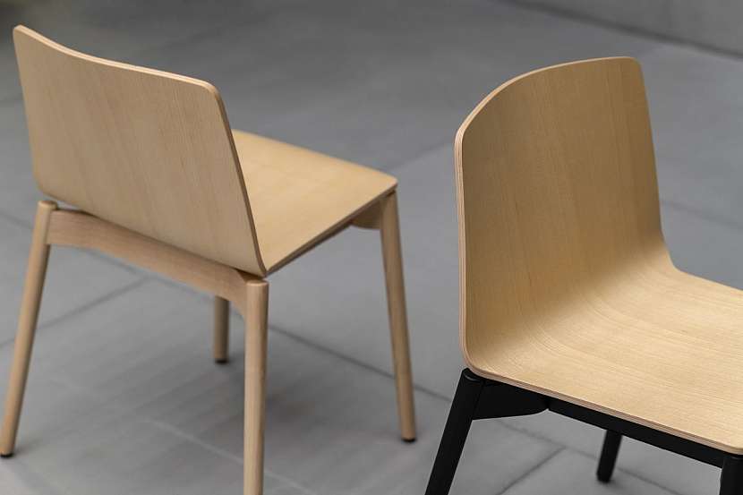 Také židle MET může být celá ze dřeva nebo s jinou základnou. Kristalia.