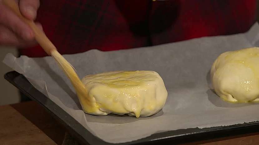 Připravte si sýrové tajemství. Co schovává listový kabátek?