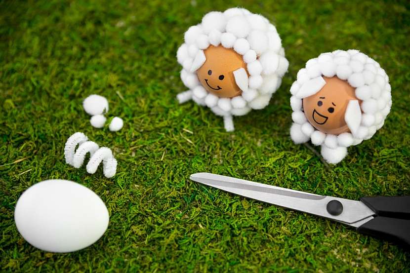 Z  vajíček můžete vyrobit třeba roztomilé ovečky, použít lze vatu nebo kousky bílé vlny. Dále budete potřebovat fix a tavnou pistoli.
