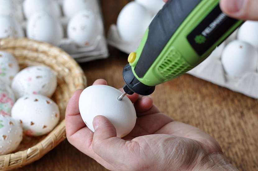 Vajíčko držte v dlani a vrták přiložte k vejci kolmo.