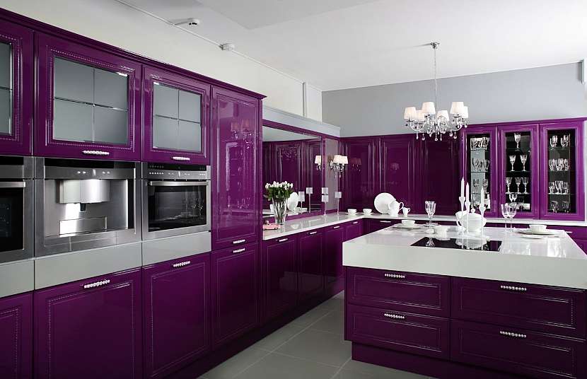 Fialová kuchyň je dynamická, elegantní  a nadčasová. S touto barvou ale musíme právě v kuchyni umět pracovat