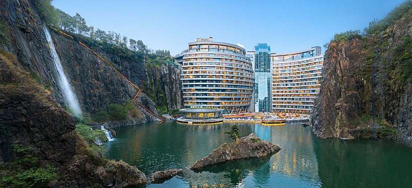 Luxusní hotel v lomu nabízí ubytování pod vodní hladinou