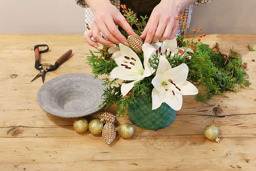 Jak udělat vánoční aranžmá z bílých lilií na sváteční stůl