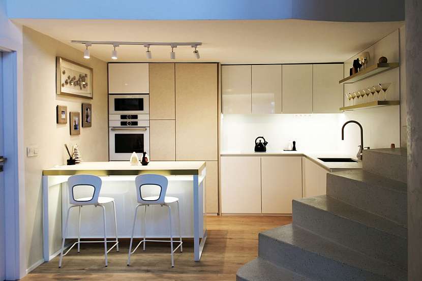 Kuchyň byla navržena v jednoduchém minimalistickém pojetí tak, aby splňovala nároky na praktičnost, ale i elegantní design.