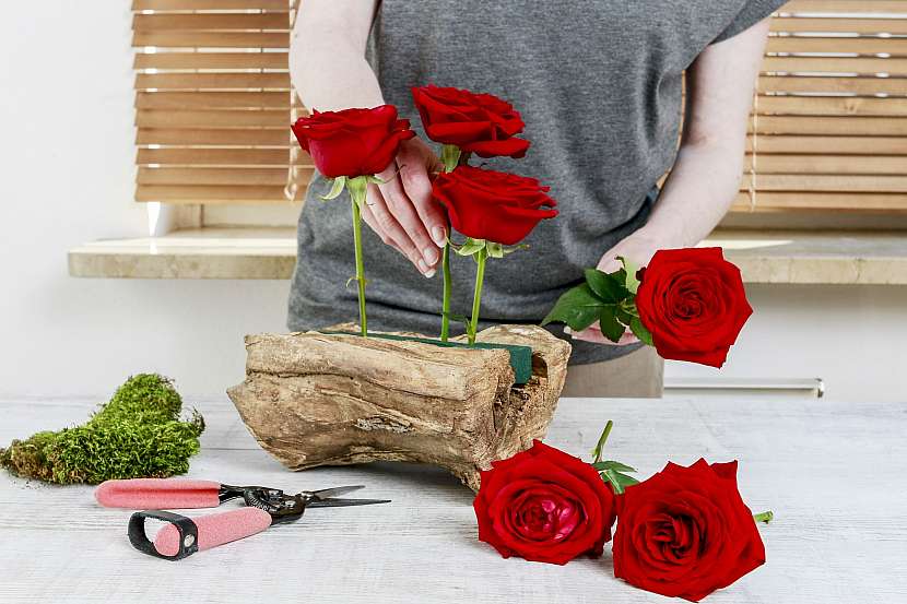 Vyrobte si netradiční květinové aranžmá na kusu dřeva!