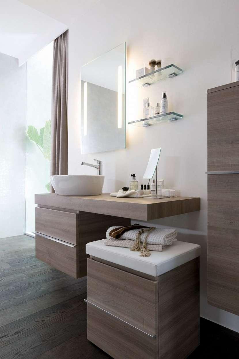 Sortiment koupelnového nábytku Base je nadčasový, jednoduchý a zároveň elegantní. U kolekce se projevuje typický cit pro detail, pečlivě promyšlená funkčnost, vysoce kvalitní materiály a aktuální barvy.