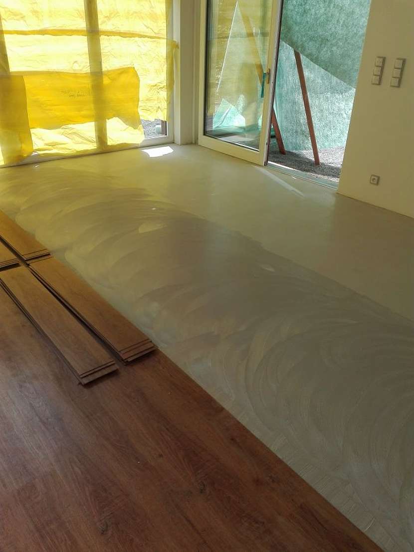Kvalitní podlaha z vinylu pro váš obývák i kuchyni