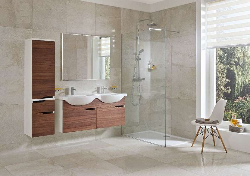 Koupelnovému nábytku vládnou čisté linie a minimalismus