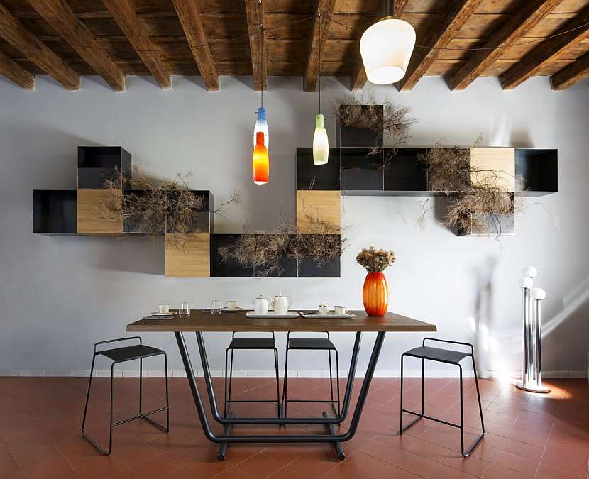Závěsný systém na stěnu s dřevěnými dvířky i stůl s dřevěnou deskou dobře ladí se starým trámovým stropem. Design Palo Alto, Alma.