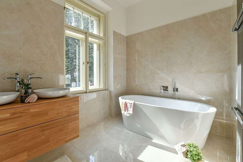 Byty disponují velkorysými moderními koupelnami s mramorovým obkladem.