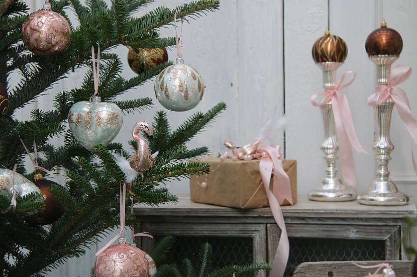 Jak si udělat vánoční věnec a&amp;nbsp;další dekorace ze skleněných ozdob