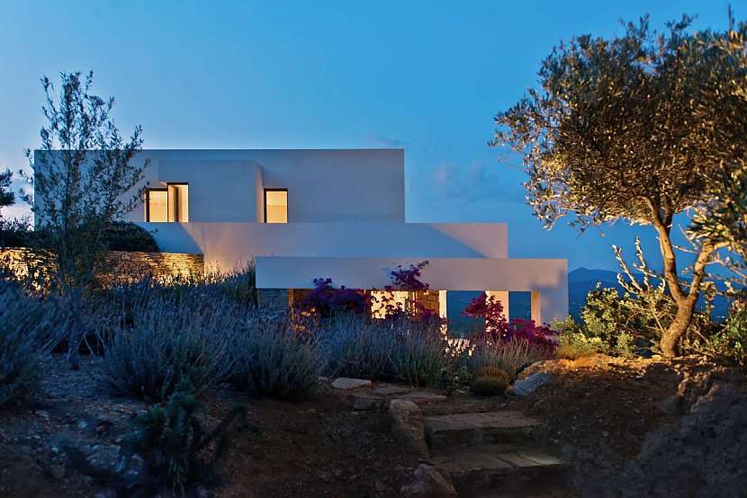Úchvatná vila na řeckém pobřeží. Tady byste chtěli žít!