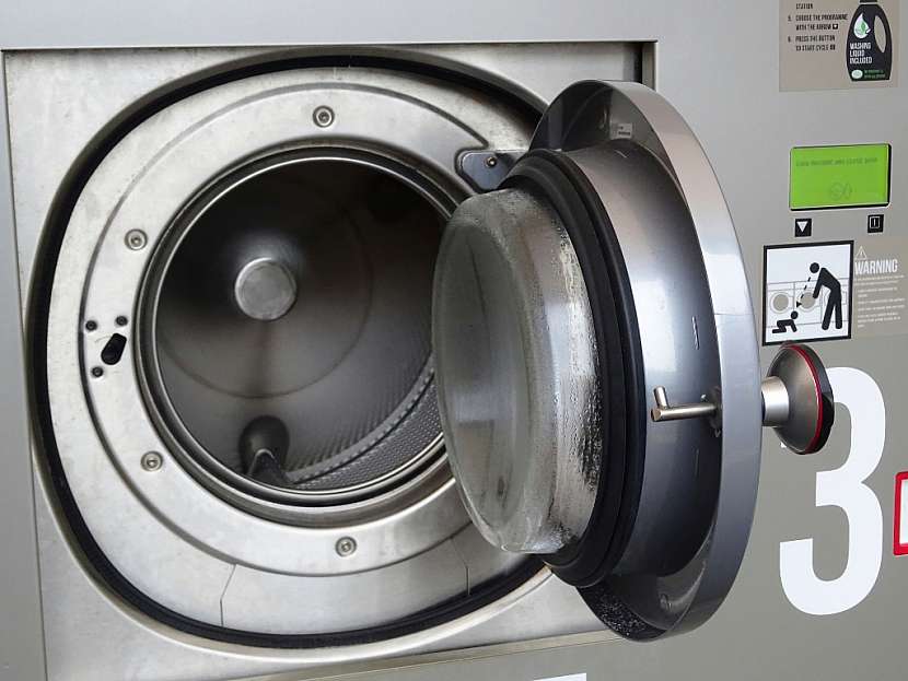 Hlavním důvodem, proč pračka občas nepříjemně zapáchá, jsou bakterie a plísně, kterým se samozřejmě ve vlhkém prostředí daří.