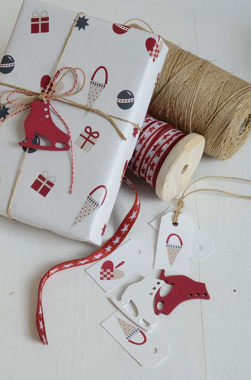 Balicí papír může být potištěný vánočními motivy.