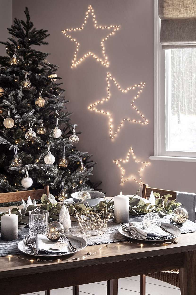 Svíticí dekorace přispívají k příjemné vánoční atmosféře.