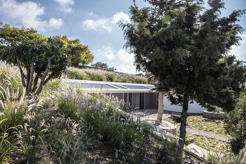 Na řeckém ostrově Paros vznikl dům skrytý zrakům kolemjdoucích i všudypřítomným očím satelitů Google. Je totiž zapuštěný do svahu a střechu má porostlou tamější květenou.