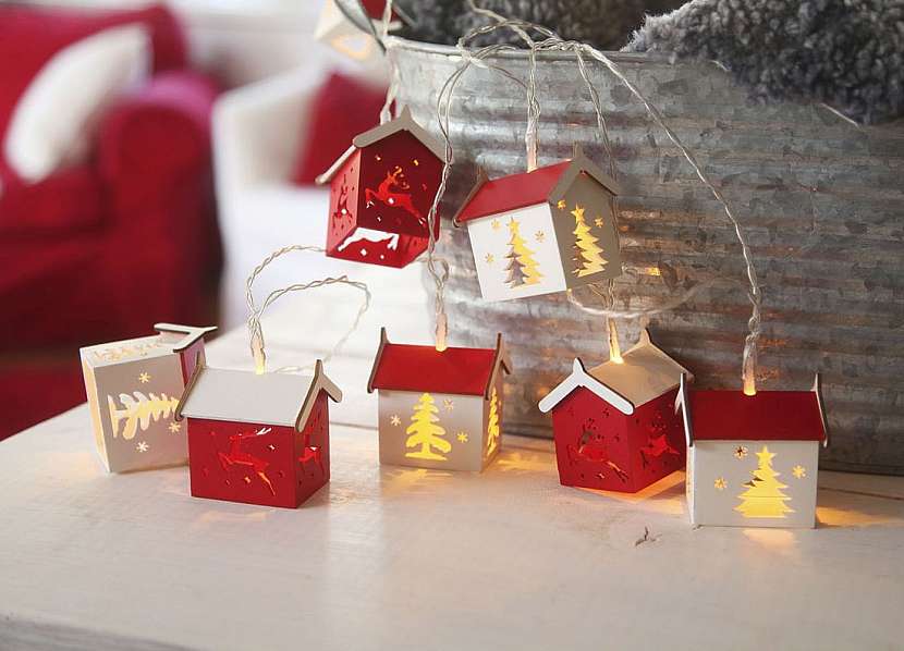 Oblíbené vánoční domečky s možností rozsvícení, kdy světlo prosvítá okénky.