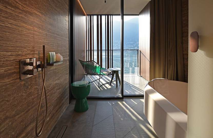 Moderní dřevěný hotel na břehu jezera Como nezapře italský temperament