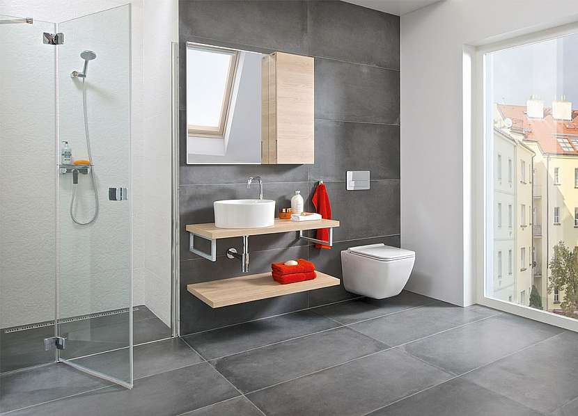 Minimalistický dojem pomůže v koupelně vytvořit již zmíněný walk-in sprchový prostor, zároveň ho může umocnit jeho instalace přímo na podlahu.