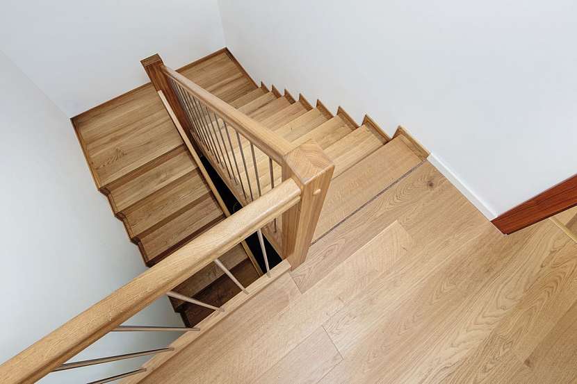 Dubové schody do patra.