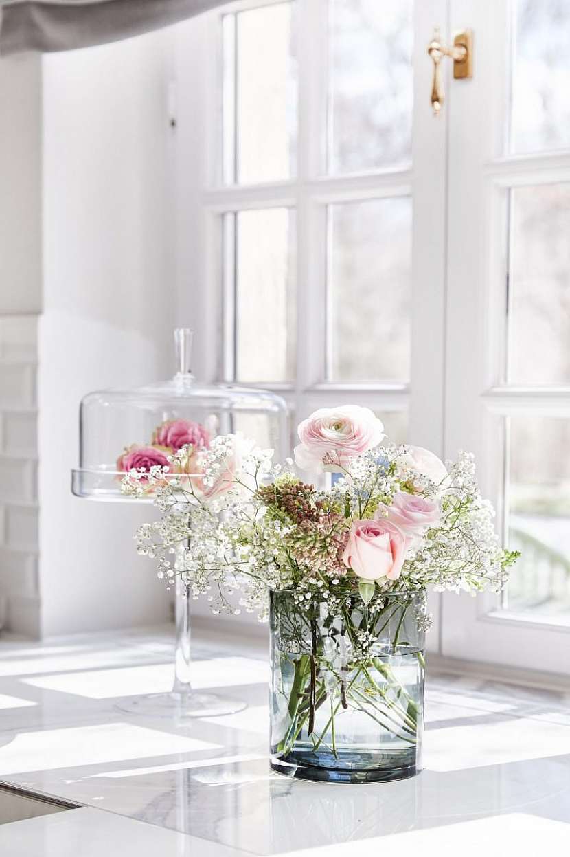 Skleněná váza se hodí do všech typů interiérů.