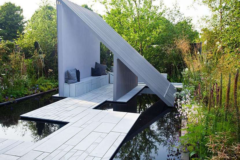 Moderní altán u zahradního jezera.